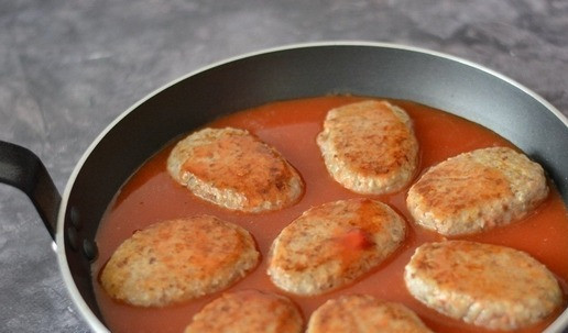 1. Этап. Гречаники в томатном соусе: Тушите гречаники в томатном соусе на среднем огне около 15-20 минут до полной готовности.