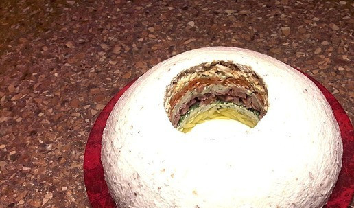 1. Этап. Новогодний салат с варено копченой индейкой: Аккуратно, выкручивая - вынимаем стакан