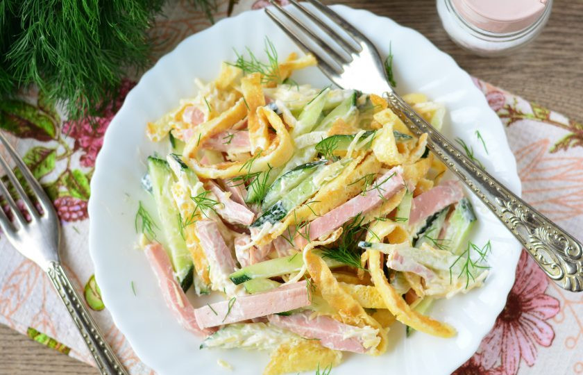 1. Этап. Салат из омлета и колбасы: Салат перемешайте и подавайте к столу. Приятного аппетита!