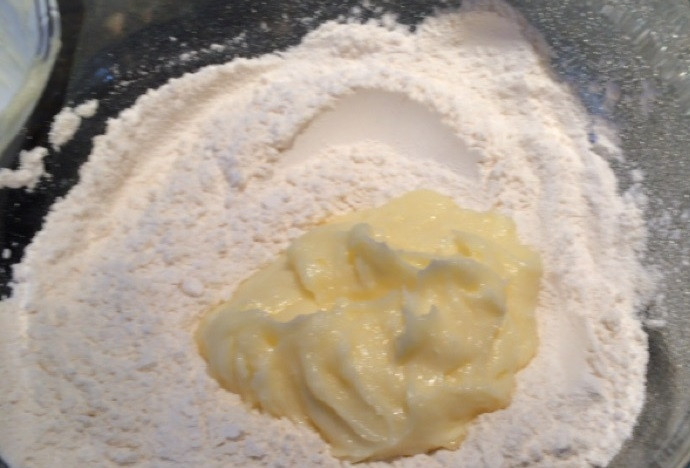 1. Этап. Песочное печенье с кокосом, карамелью и шоколадом: 4. Переложите масляную смесь к сухим ингредиентам.