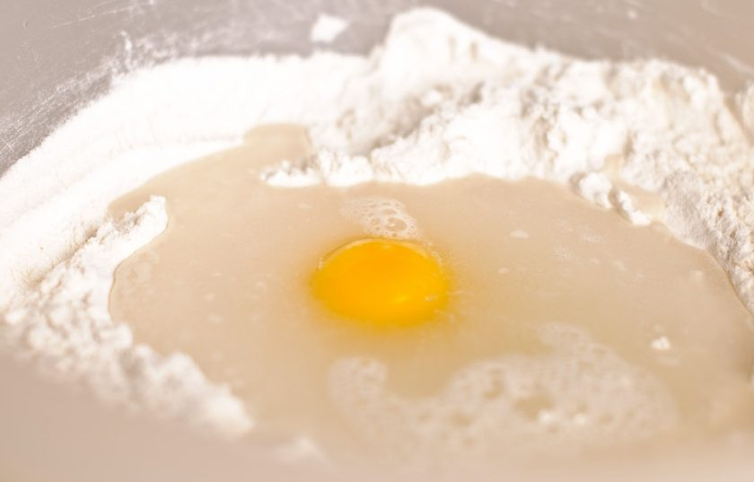 1. Этап. Настоящие манты: Муку просейте в глубокую миску, добавьте соль, яйцо и теплую воду.