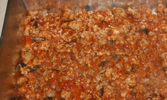 1. Этап. Лазанья без соуса Бешамель: В форму выложите немного мясного соуса.