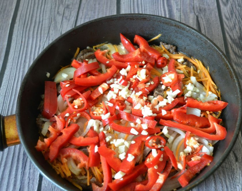1. Этап. Мясо верёвочкой по-китайски: Выложите чеснок, перец чили и болгарский перец.