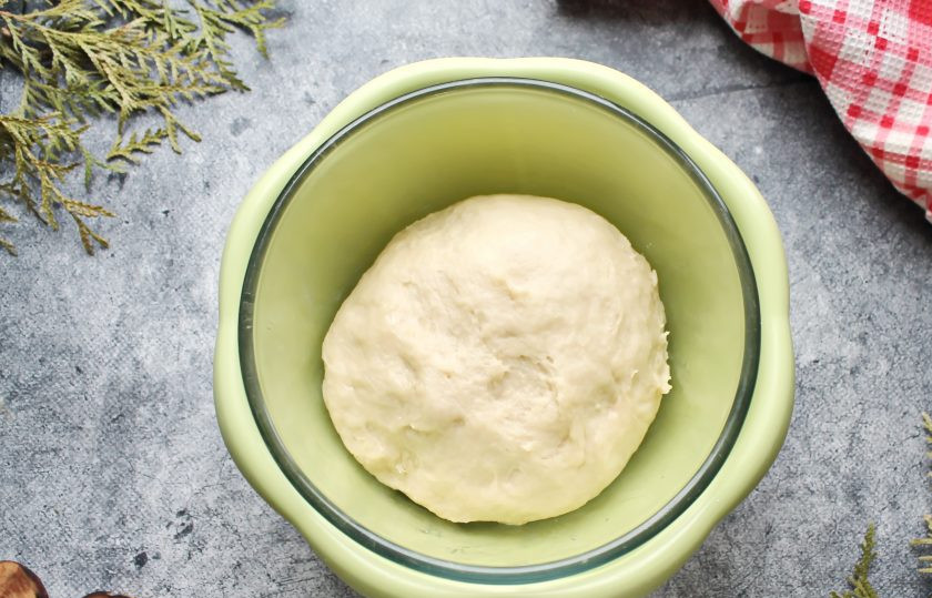 1. Этап. Пирожки с клубникой из дрожжевого теста в духовке: В муку добавьте разрыхлитель, просейте ее, и частями добавляйте в дрожжевую массу. Замесите мягкое, не липкое тесто, сформируйте шар и выложите в глубокую, смазанную маслом миску.