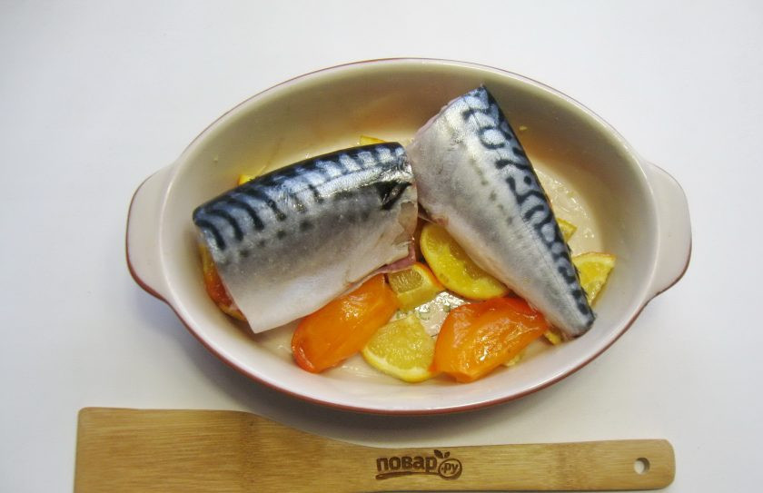 1. Этап. Скумбрия с апельсинами запеченная: Добавьте в форму скумбрию.