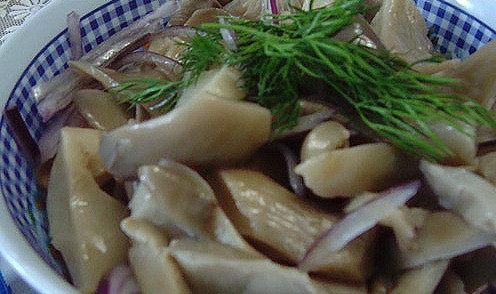 1. Этап. Маринованные вешенки на зиму: 6. Вместе с уксусом еще полчаса варим грибы на медленном огне под крышкой, а затем остужаем и закрываем в стерильные банки, налив в каждую по столовой ложке растительного масла сверху.