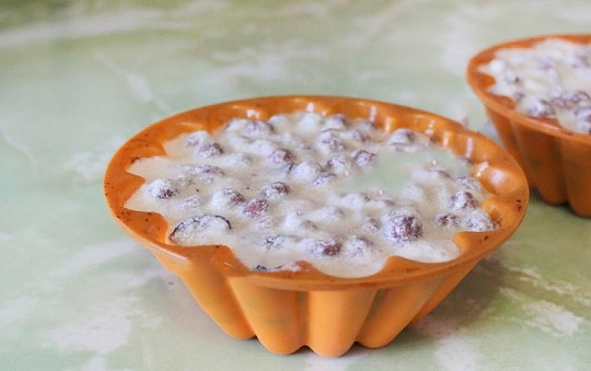 1. Этап. Пудинг с сухофруктами: Раскладываем пудинг по формочкам, отправляем в духовку на 30-40 минут. Температура — 175 С.