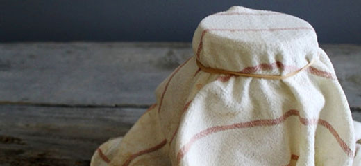 1. Этап. Закваска для пива: 3. Вы можете варьировать рецепт приготовления закваски для пива по своему вкусу. Все как следует перемешайте. Накройте баночку полотенцем и оставьте в теплом месте.