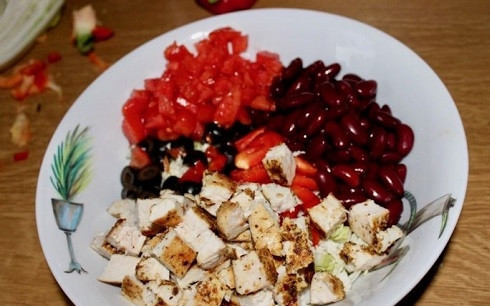 1. Этап. Салат с фасолью красной: И добавим его к остальным ингредиентам.