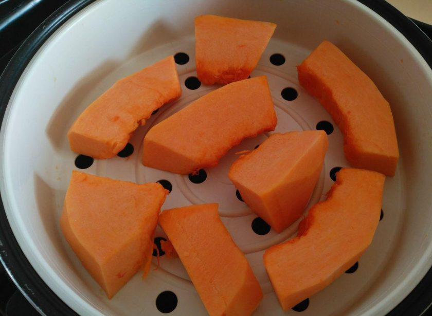 1. Этап. Тыквенный пирог с ягодами и штрейзелем: Ломтики тыквы отварите на пару в течение 7-10 минут (в зависимости от сорта тыквы) и с помощью блендера превратите их в пюре.