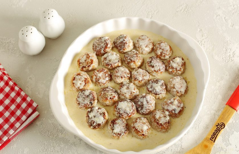 1. Этап. Фрикадельки в соусе Бешамель: Полейте фрикадельки равномерно соусом и отправьте в разогретую до 200 градусов духовку на 20 минут.