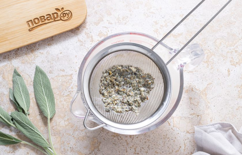 1. Этап. Шалфей с молоком: Затем процедите молоко через мелкое сито.