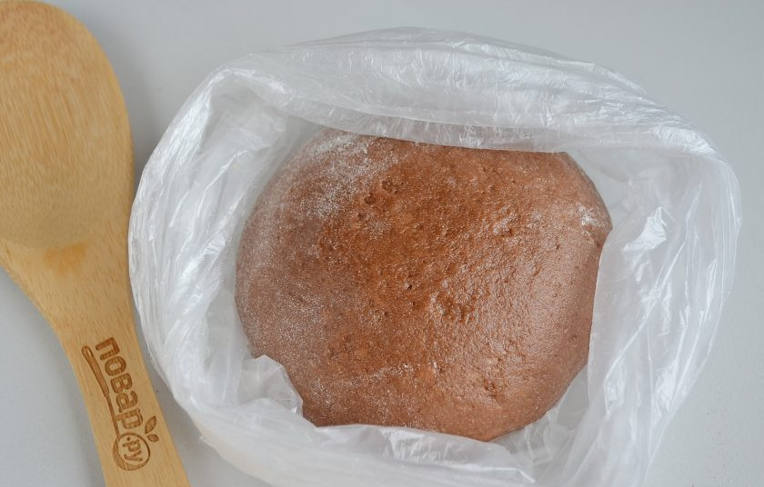 1. Этап. Шоколадная кростата: Заверните тесто в пакет и оставьте на 30 минут в холоде.