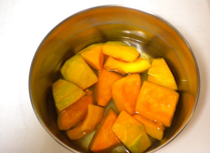 1. Этап. Каша из тыквы на воде: Залейте тыкву водой и поставьте вариться. У меня тыква варится минут 30-35 до мягкости.