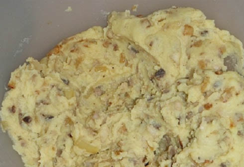 1. Этап. Курица в мешочке: Сварим картофель, добавим молоко и приготовим пюре. Смешаем картофельное пюре с луком и грибами.