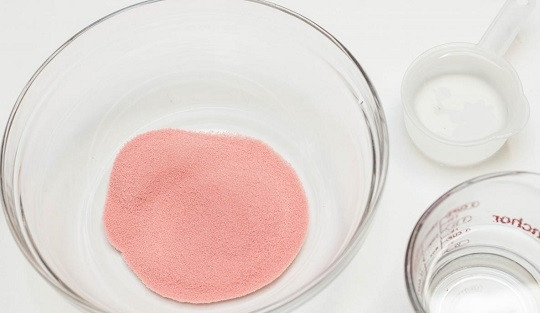 1. Этап. Творожно-желейный торт: 1. Половину желатина залейте водой, в соответствии с инструкцией на упаковкой. Быстрорастворимое желе можно залить стаканом горячей воды, а после добавить еще холодной.