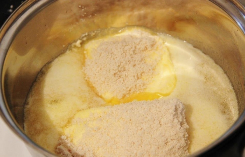 1. Этап. Индийская сладость Бурфи: Поставьте небольшую кастрюлю на медленный огонь, выложите в неё сливочное масло. Позвольте ему растопиться, но не допускайте кипения. К маслу отправьте кунжут. Его лучше перемолоть в кофемолке, но если такой возможности нет, то семена можно использовать целиком. Обжарьте кунжут в масле около 3 минут, после чего снимите кастрюлю с огня.