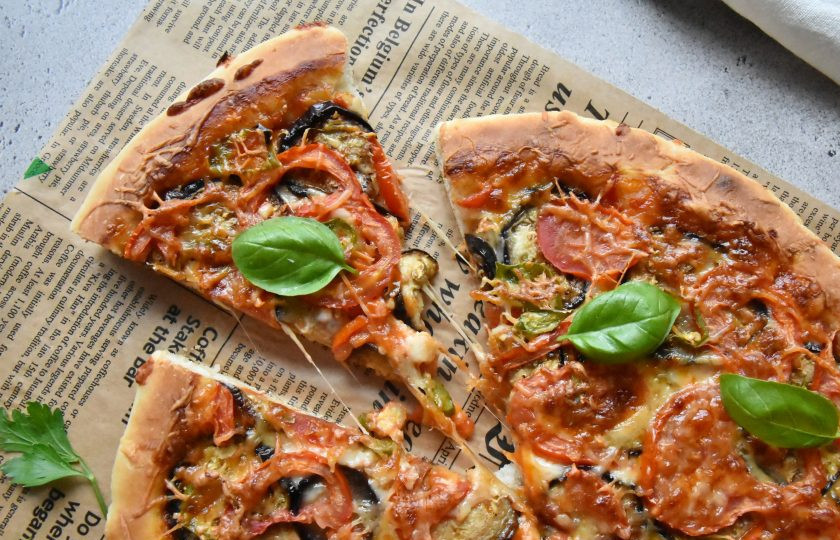 1. Этап. Пицца Меланзанья: При подаче посыпьте пиццу свежими листиками базилика.