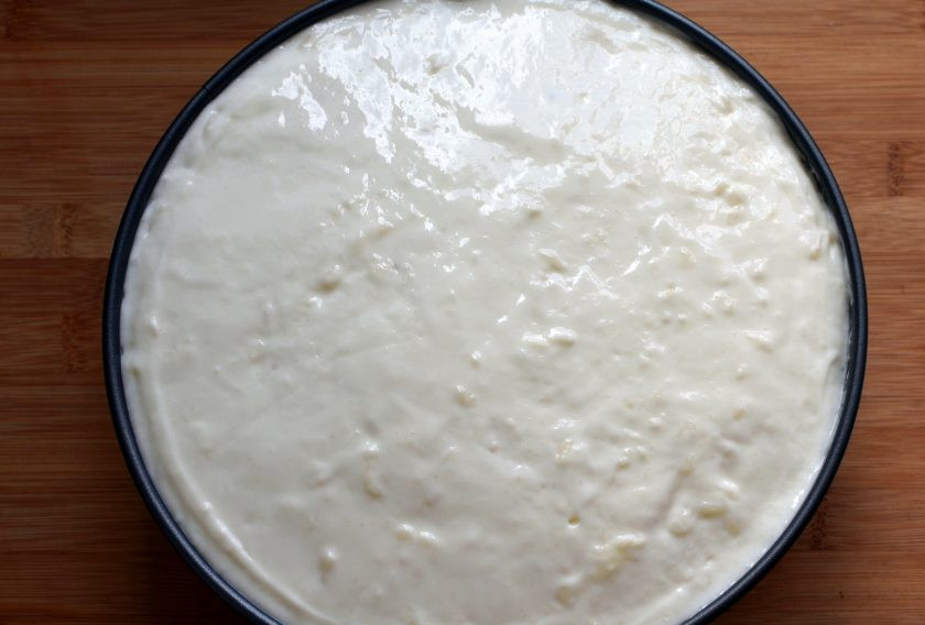 1. Этап. Маковый торт с йогуртовым муссом и белым шоколадом: Залейте остаток мусса доверху и уберите в морозилку до схватывания. При желании можно перед второй заливкой переложить торт в разъемную форму чуть большего размера, на пару сантиметров, тогда мусс красиво покроет бока торта.