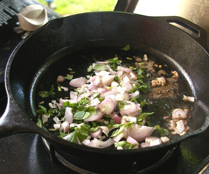 1. Этап. Стейк из свинины на сковороде: 6. Когда стейк будет готов, его можно снимать с огня и дать ему немного постоять. А в это время на сковороду можно отправить мелко нарезанный лук, свежую зелень и чеснок. Когда они немного обжарятся, добавить вино и горчицу. Довести соус до загустения. Его можно подавать отдельно, а можно полить им готовое мясо. Вот так просто получился сочный и невероятно вкусный стейк из свинины на сковороде в домашних условиях.