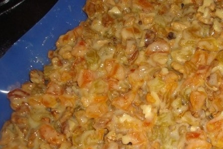 1. Этап. Печенье Мазурка: Тщательно перемешайте все ингредиенты, выложите их на силиконовый коврик или же на противень, застеленный пергаментом для выпечки. Разровняйте ингредиенты, придавая им любую удобную для вас форму.