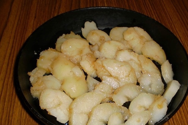 1. Этап. Картофель, запеченный в соевом соусе с чесноком: Выложите картофель в жаропрочную посуду. Залейте его соусом и хорошо встряхните.