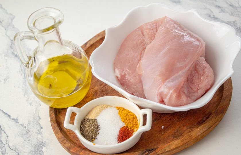 1. Этап. Домашняя ветчина из индейки: Подготовьте все ингредиенты. Филе индейки возьмите одним куском, промойте его и обсушите. Специи можете выбрать по своему вкусу.