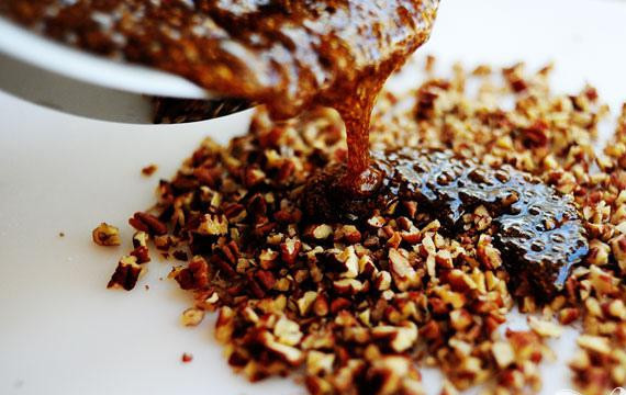 1. Этап. Салат со стейком: 3. Сделать засахаренные орехи пекан. Выложить орехи на противень коврик или на лист вощеной бумаги. Смешать сахар и воду в небольшой кастрюле или сковороде на среднем огне. Варить до янтарного цвета, около 5-6 минут. Залить смесью орехи пекан и сразу перемешать, чтобы равномерно распределить смесь по орехам. Дать полностью остыть.