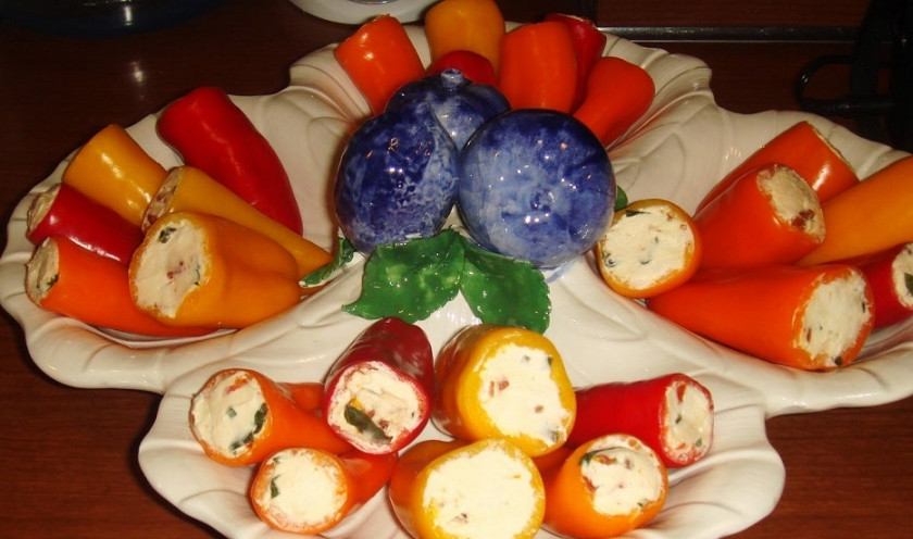 1. Этап. Перец с чесночной начинкой: 3. Перец с чесночной начинкой отправьте в холодильник, чтобы начинка застыла. Перед подачей перчики можно нарезать кружочками острым ножом, особенно, если у вас перцы - большие. К такой закуске обычно подают тосты, жареный черный хлеб или рисовые сухарики. Приятного аппетита!