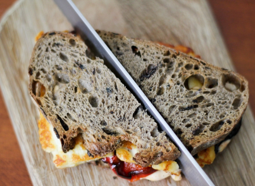 1. Этап. Бутерброды с баклажанами и чесноком: Разрежьте бутерброд на 2 части.