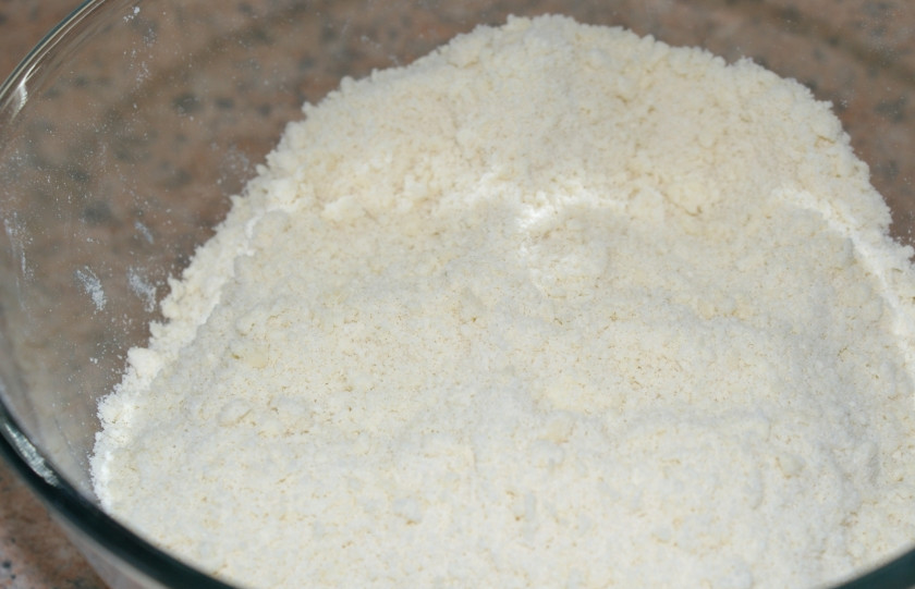 1. Этап. Творожная ватрушка из песочного теста: Перетрите тесто руками в крошку, песочное тесто готово.