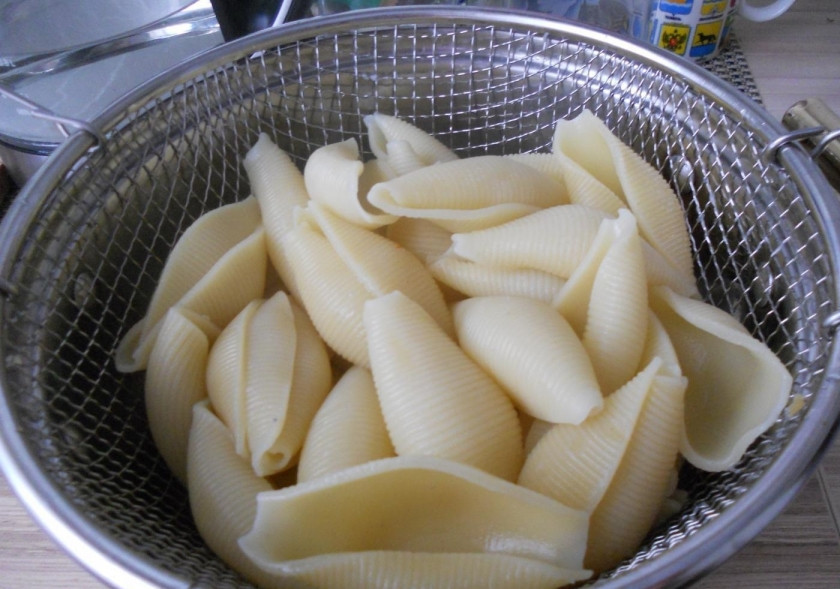 1. Этап. Макароны большие Ракушки с фаршем: 9. Отваренные макаронные изделия перекидываю на дуршлаг, чтобы ушла вся вода.