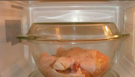 1. Этап. Плов с курицей в микроволновке: 1. Курицу нарезаем кусочками или готовим целиком. Натираем специями и на полной мощности под крышкой готовим 10 минут.