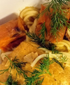 1. Этап. Лакса 18 карат: Разложить готовую лапшу по блюдам. Сверху выложить лаксу пасту, морковь и тофу. Посыпать укропом (факультативно). Можно подавать. Приятного аппетита.