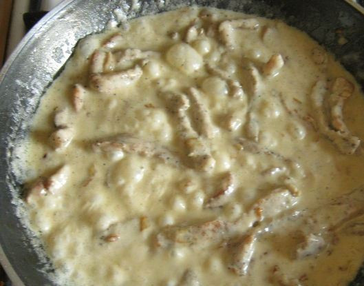 1. Этап. Свинина в сметане на сковороде: 3. Когда соус уже будет готов, начнет густеть - добавим в него специи по вкусу и мясо из миски. Тушим под крышкой еще 10 минут.