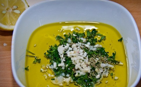 1. Этап. Баранья корейка: В глубокую миску наливаем оливковое масло и добавляем туда мелко нарезанную петрушку, измельченный чеснок, сок лимона и тимьян. Хорошо все перемешиваем.