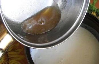 1. Этап. Желе из кефира и желатина: Набухший желатин перекладываем в кастрюлю и ставим на небольшой огонь, постоянно перемешивая, растворяем его полностью. Затем добавляем в кефир и все хорошенько перемешиваем.