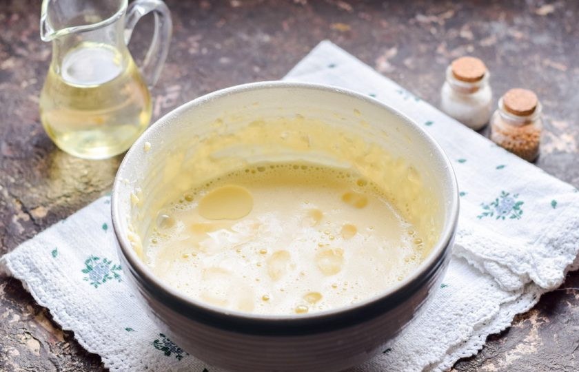 1. Этап. Сливочные блины: Добавьте в тесто немного масла. Оставьте настояться на 15 минут.