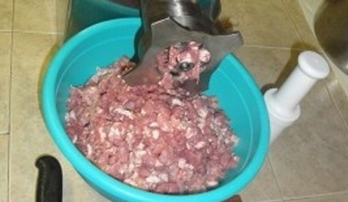 1. Этап. Копченые колбаски: Свинину пропустите через мясорубку с сеткой в 17 мм., а говядину — в 4 мм. Смешайте фарш.