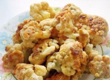 1. Этап. Цветная капуста в яйце: Обжаренную капусту подаем к столу со сметаной или любым другим соусом.