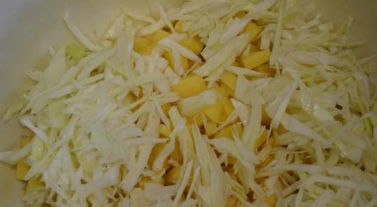 1. Этап. Вегетарианский борщ с фасолью: Доведите до кипения 3 литра воды. Почистите и нарежьте картофель и нашинкуйте капусту. Добавьте их в кипяток.