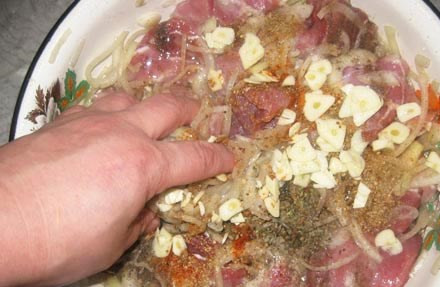 1. Этап. Маринад для свинины: 4. Теперь -чеснок. опять тщательно перемешаем мясо.