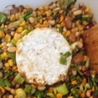 Жареная кукуруза с фасолью и халуми