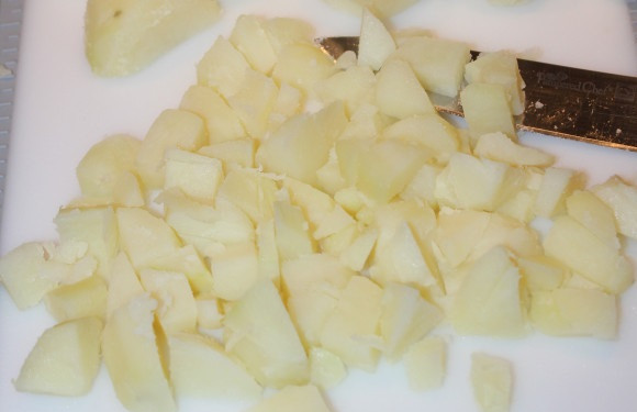 1. Этап. Говядина с помидорами и сыром: Картофель отварите и порежьте кубиками.