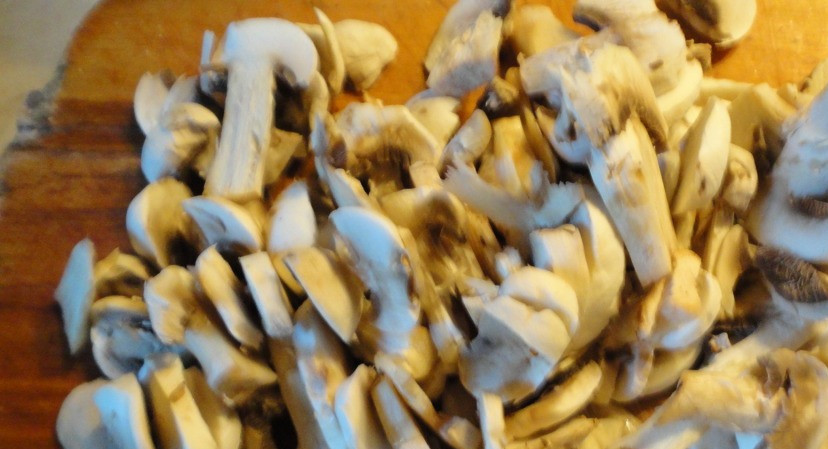 1. Этап. Картошка с луком на сковороде: Пока картофель доходит, режем грибы.