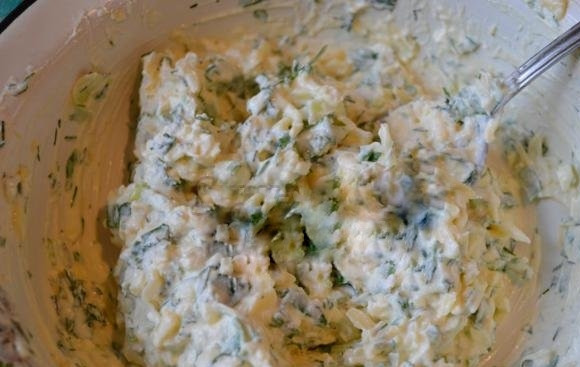 1. Этап. Слоеный пирог с сыром и зеленью: Брынзу или фету разомните при помощи вилки, вбейте в ту же посуду одно яйцо, размешайте и добавьте тертый сыр с нарезанной зеленью, а затем снова перемешайте. Солить начинку не стоит, сыры уже содержат соль, так что вы просто можете пересолить и испортить пирог.