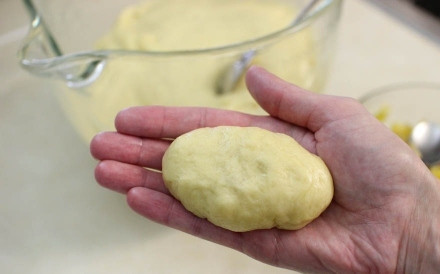 1. Этап. Булочки с начинкой: 12. И сформируйте булочки.