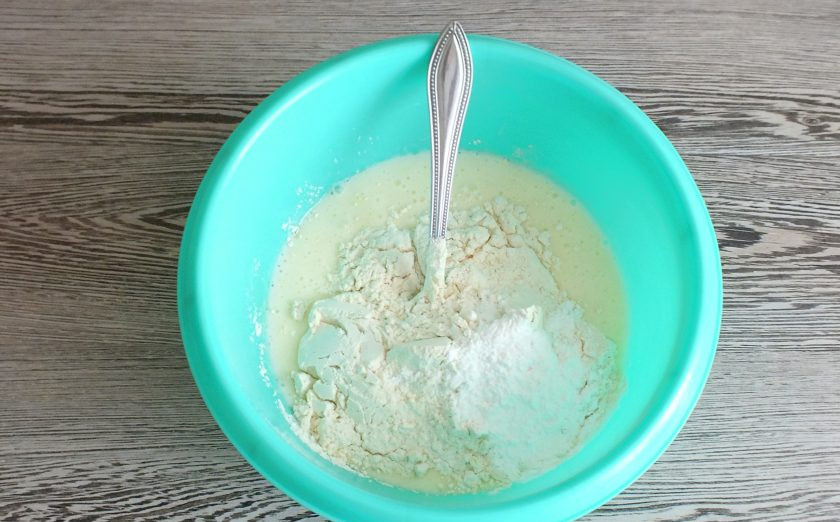 1. Этап. Ленивая ватрушка с творогом: Всыпьте муку, разрыхлитель для теста. Перемешайте.