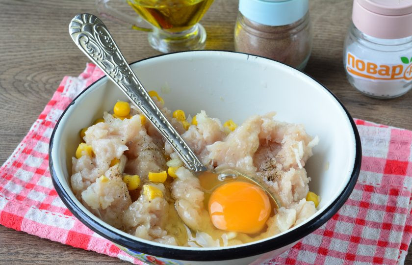 1. Этап. Котлеты из индейки с кукурузой: Хорошо перемешайте фарш, вбейте куриное яйцо, посолите, поперчите и снова перемешайте.