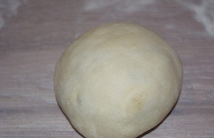 1. Этап. Булочки с мясом в духовке: Не отрывая руку от стола, выкатайте шатик с начинкой. Получим ровную булочку.